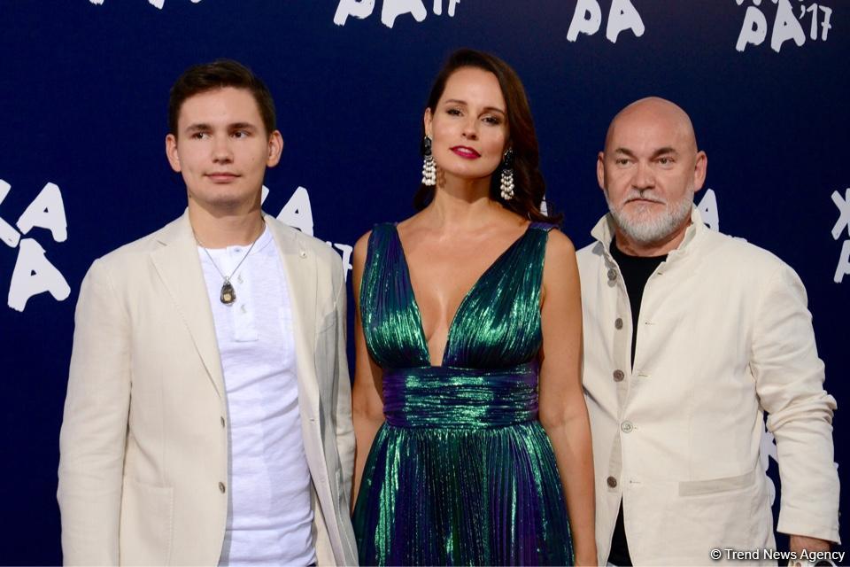 Парад звезд на красной дорожке фестиваля "ЖАРА" в Баку – день третий (ФОТО)