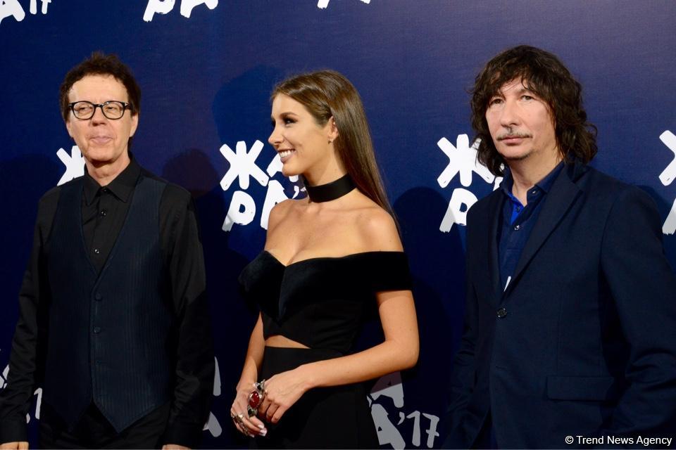 Парад звезд на красной дорожке фестиваля "ЖАРА" в Баку – день третий (ФОТО)