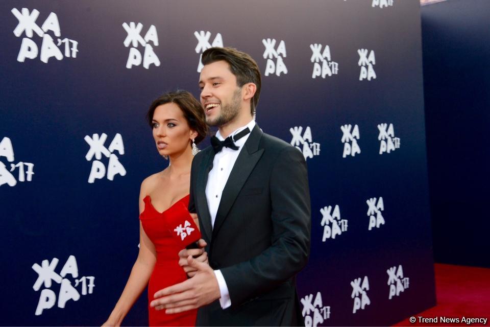 Парад звезд на красной дорожке фестиваля "ЖАРА" в Баку – день третий (ФОТО)