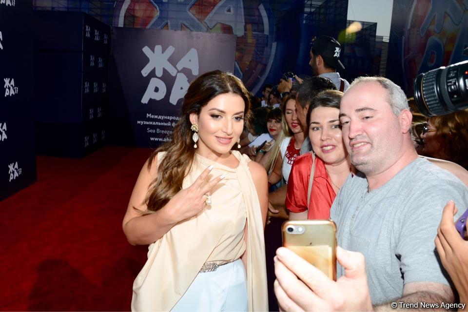 Парад звезд на красной дорожке фестиваля "ЖАРА" в Баку – день третий (ФОТО)