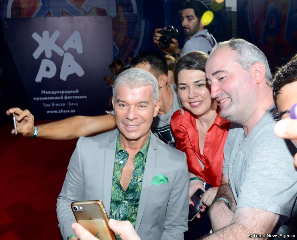 Парад звезд на красной дорожке фестиваля "ЖАРА" в Баку – день третий (ФОТО)