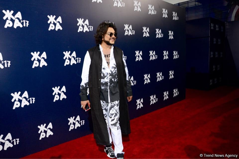 Парад звезд на красной дорожке фестиваля "ЖАРА" в Баку – день третий (ФОТО)