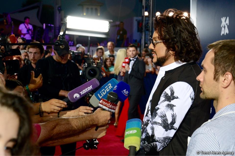 Парад звезд на красной дорожке фестиваля "ЖАРА" в Баку – день третий (ФОТО)