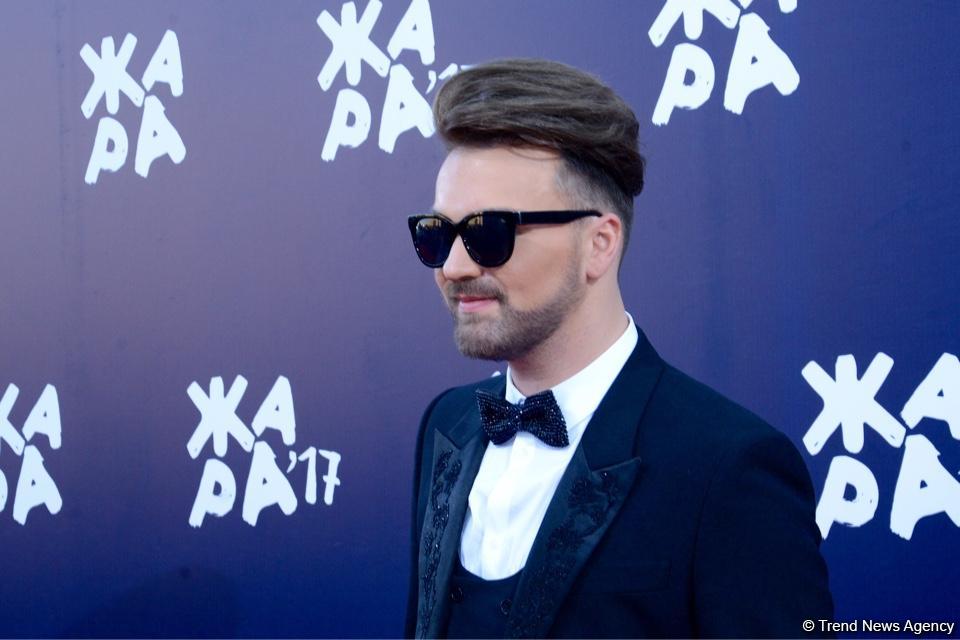 Парад звезд на красной дорожке фестиваля "ЖАРА" в Баку – день третий (ФОТО)