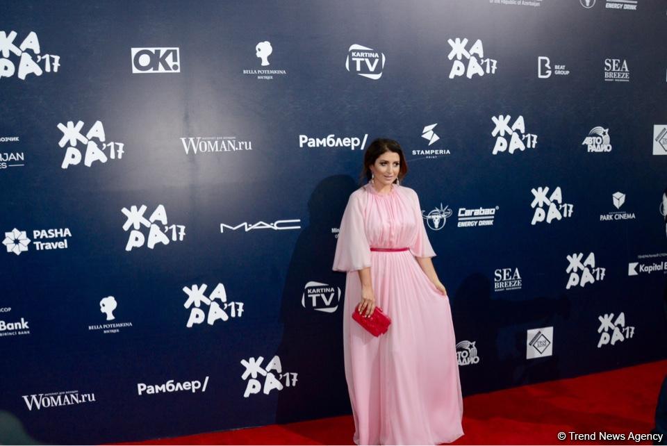 Церемония закрытия фестиваля "ЖАРА" в Баку: звезды на красной дорожке (ФОТО)