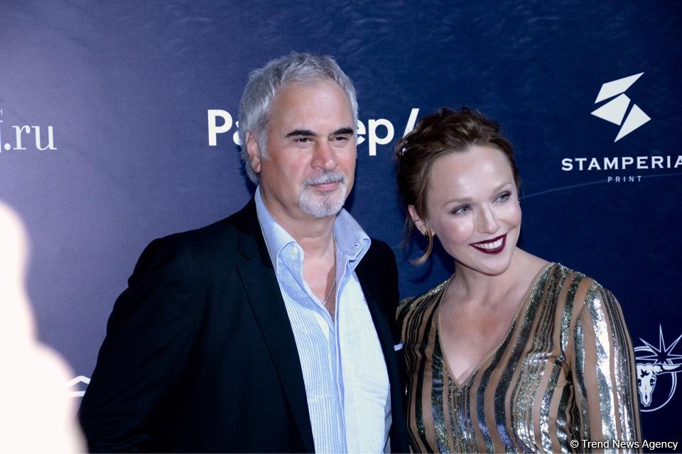 Церемония закрытия фестиваля "ЖАРА" в Баку: звезды на красной дорожке (ФОТО)