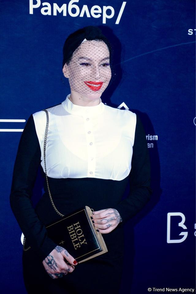 Церемония закрытия фестиваля "ЖАРА" в Баку: звезды на красной дорожке (ФОТО)