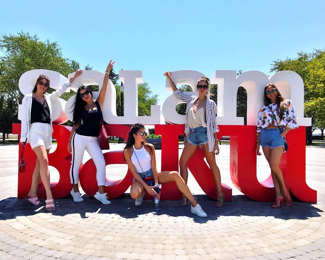 Самая красивая девушка России в Баку: Знали, раньше бы приехали! (ФОТО)