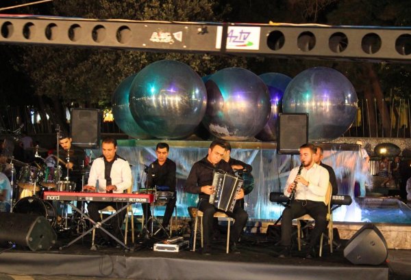 Анвер Садыгов и ансамбль "Qaytağı" исполнили на Площади фонтанов песни из кинофильмов (ФОТО)