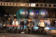 Анвер Садыгов и ансамбль "Qaytağı" исполнили на Площади фонтанов песни из кинофильмов (ФОТО)