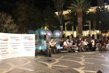 Анвер Садыгов и ансамбль "Qaytağı" исполнили на Площади фонтанов песни из кинофильмов (ФОТО)