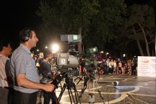 Анвер Садыгов и ансамбль "Qaytağı" исполнили на Площади фонтанов песни из кинофильмов (ФОТО)