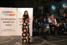 Анвер Садыгов и ансамбль "Qaytağı" исполнили на Площади фонтанов песни из кинофильмов (ФОТО)