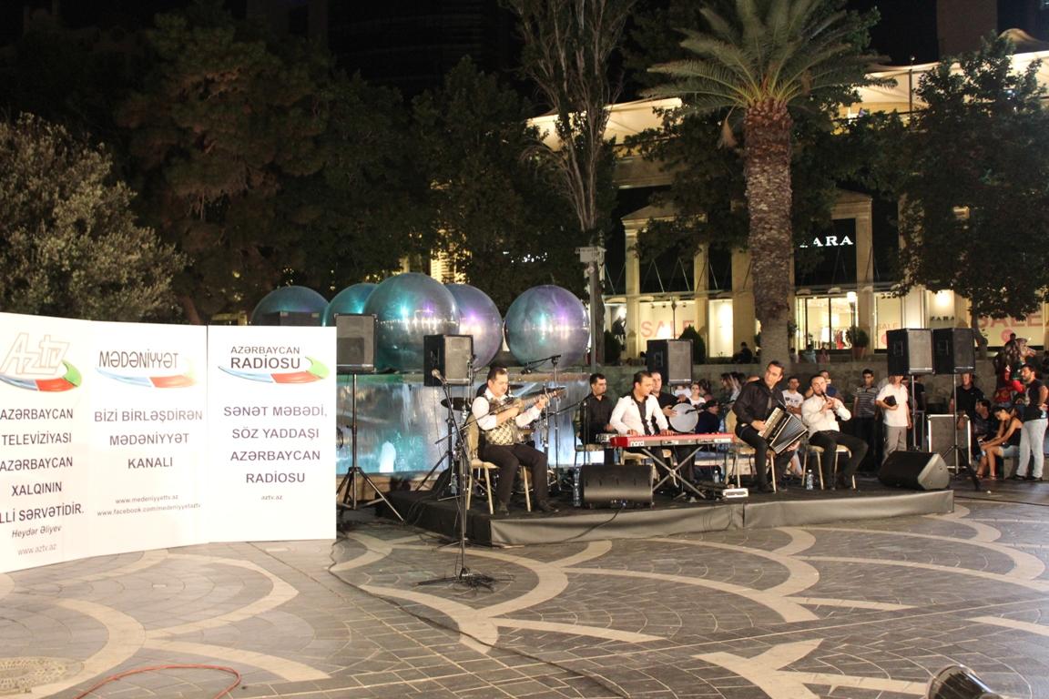 Анвер Садыгов и ансамбль "Qaytağı" исполнили на Площади фонтанов песни из кинофильмов (ФОТО)