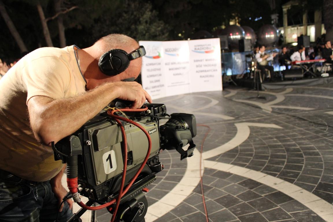 Анвер Садыгов и ансамбль "Qaytağı" исполнили на Площади фонтанов песни из кинофильмов (ФОТО)