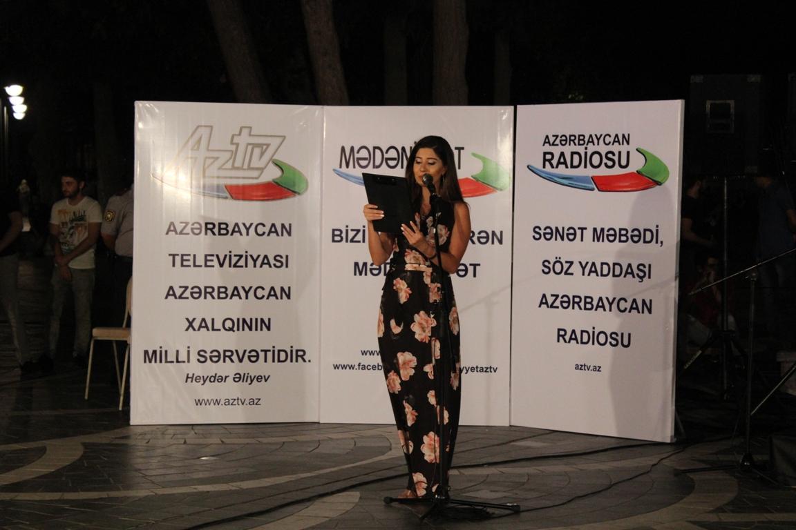 Анвер Садыгов и ансамбль "Qaytağı" исполнили на Площади фонтанов песни из кинофильмов (ФОТО)