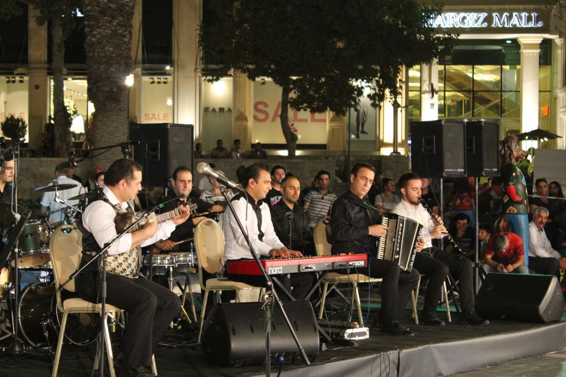 Анвер Садыгов и ансамбль "Qaytağı" исполнили на Площади фонтанов песни из кинофильмов (ФОТО)