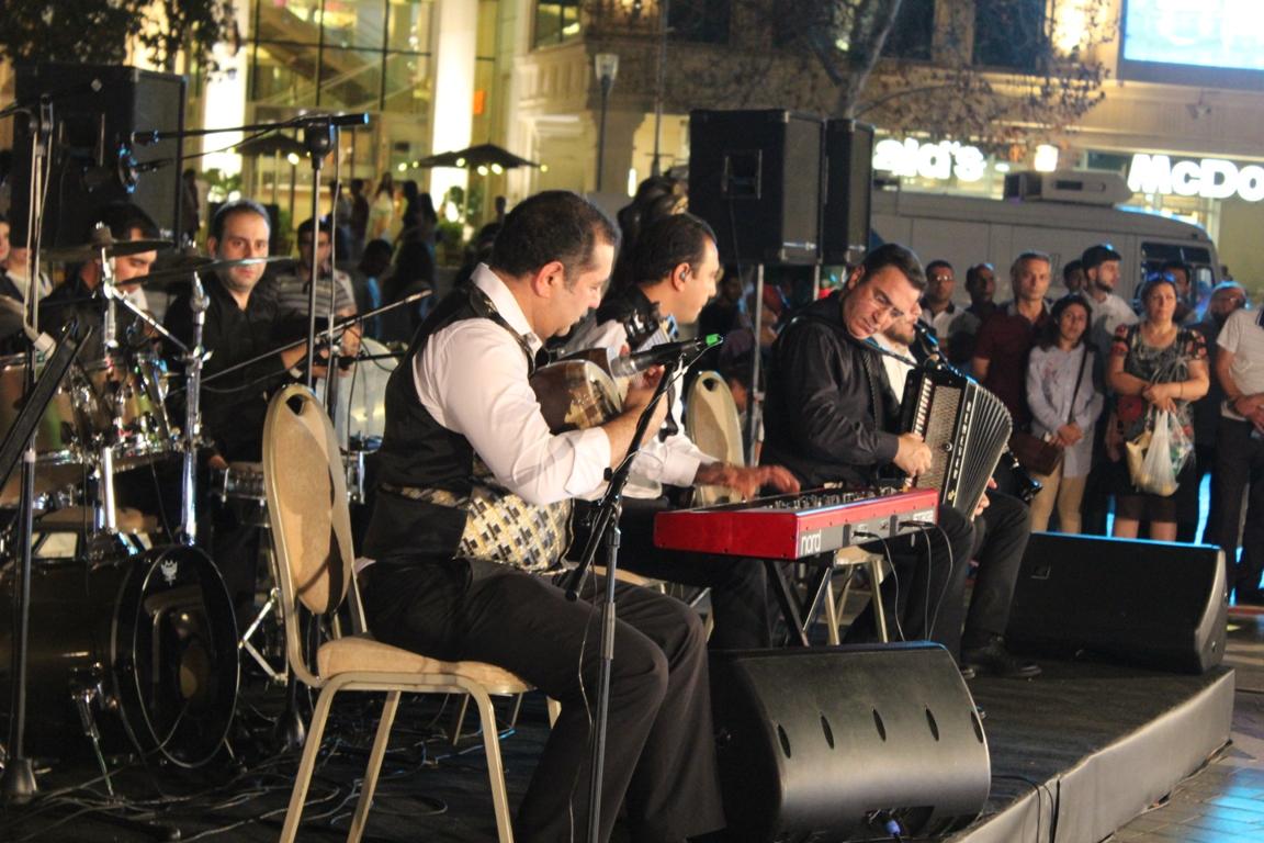 Анвер Садыгов и ансамбль "Qaytağı" исполнили на Площади фонтанов песни из кинофильмов (ФОТО)