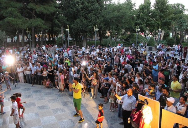 Известные певцы выступили с концертом на Площади фонтанов в Баку (ФОТО)