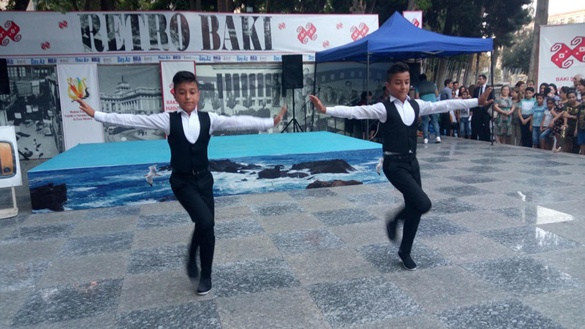 Известные певцы выступили с концертом на Площади фонтанов в Баку (ФОТО)