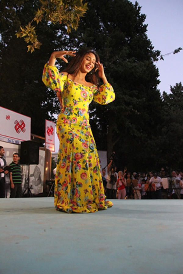 Известные певцы выступили с концертом на Площади фонтанов в Баку (ФОТО)