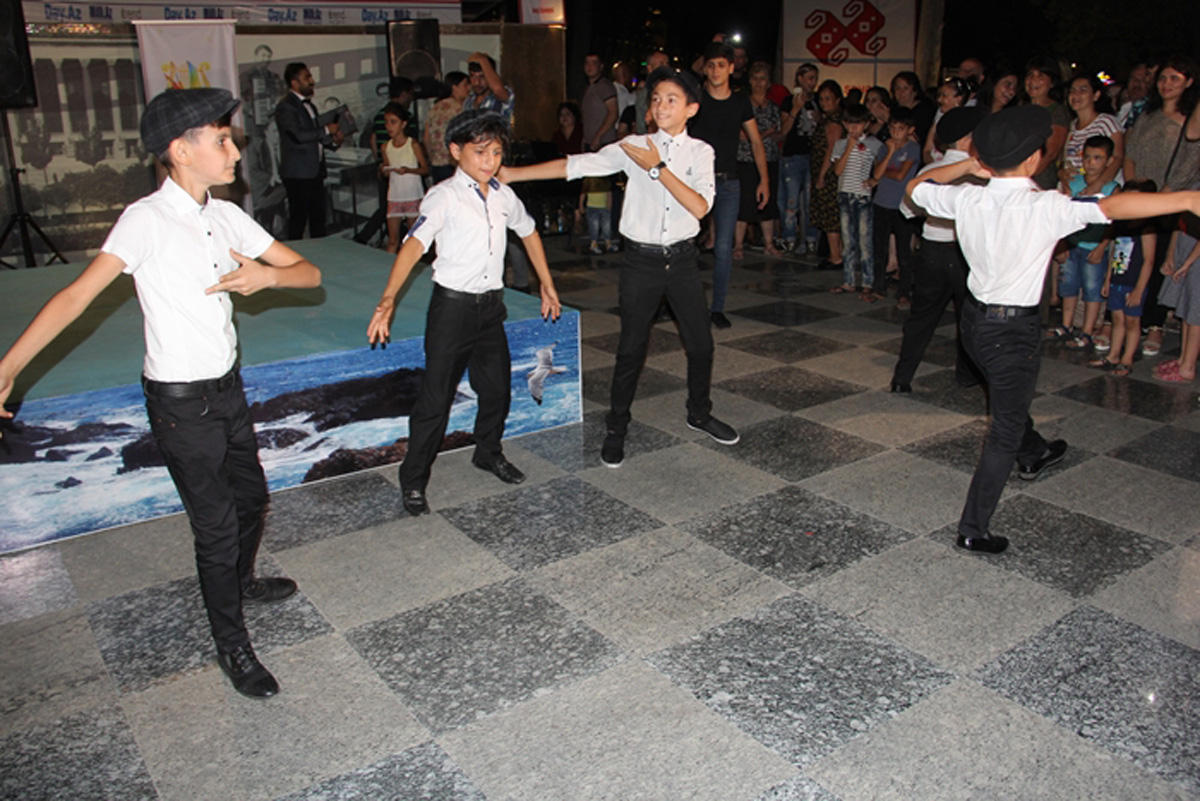 Известные певцы выступили с концертом на Площади фонтанов в Баку (ФОТО)