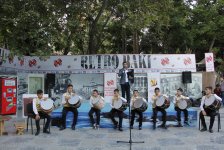 Известные певцы выступили с концертом на Площади фонтанов в Баку (ФОТО)