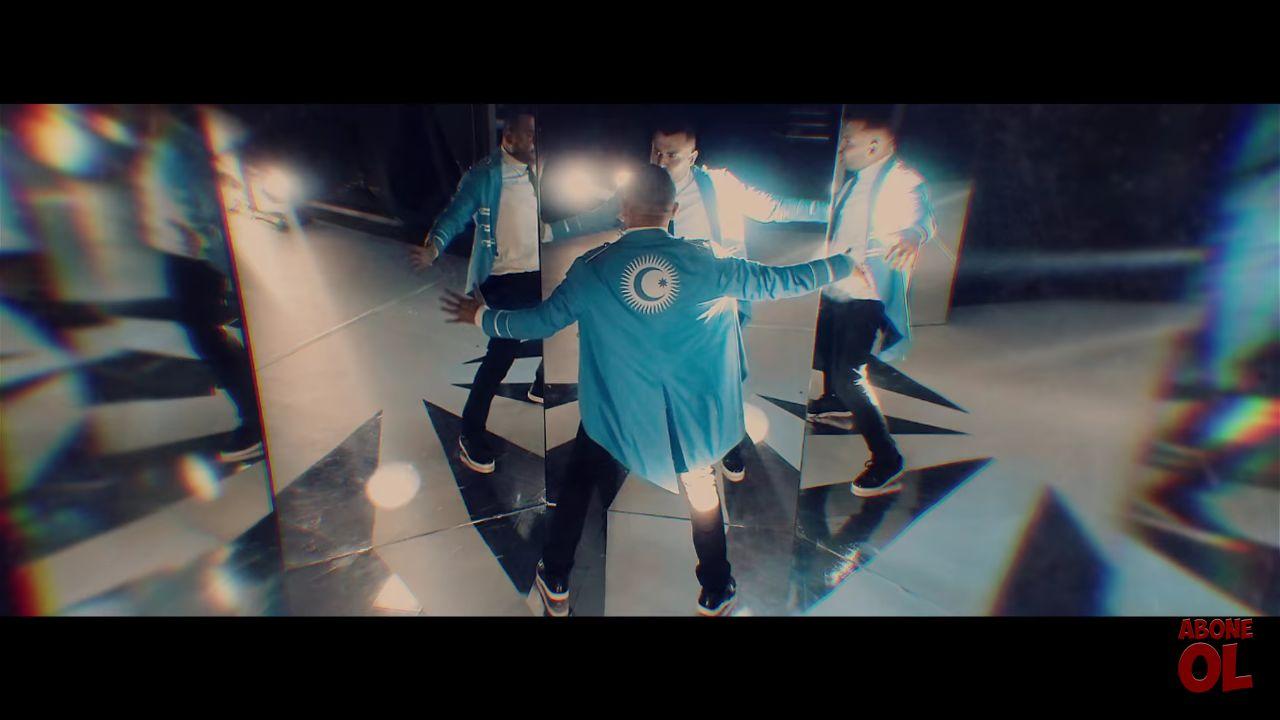 Мурад Ариф устроил танцы на улицах Баку, в автобусе, магазине и на побережье Каспия (ВИДЕО)