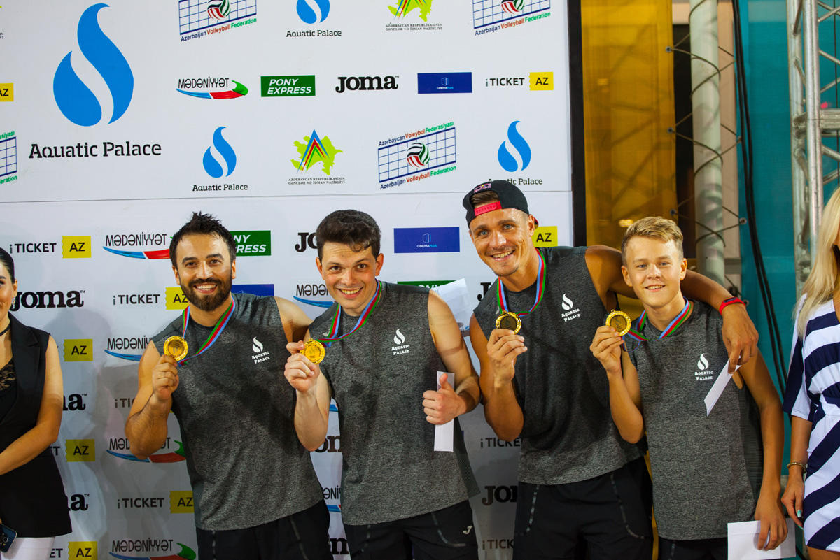 Азербайджанские звезды показали как играть в бич-волей (ФОТО)