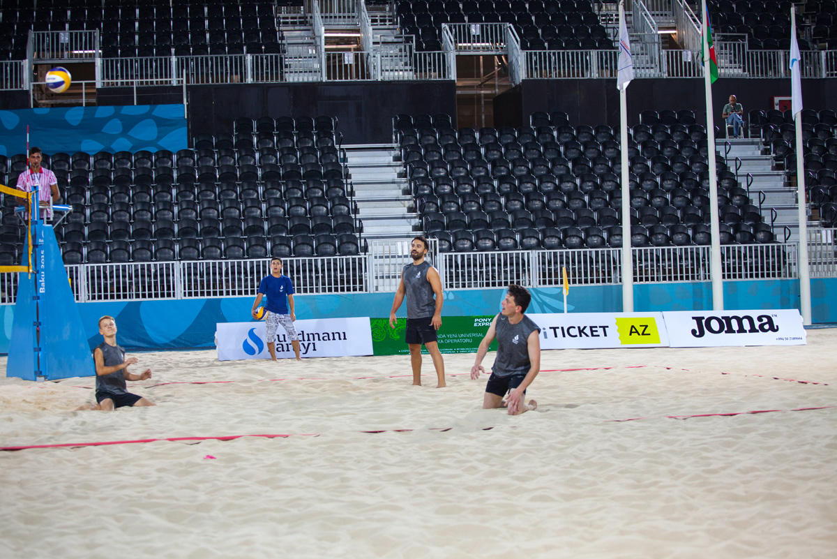 Азербайджанские звезды показали как играть в бич-волей (ФОТО)