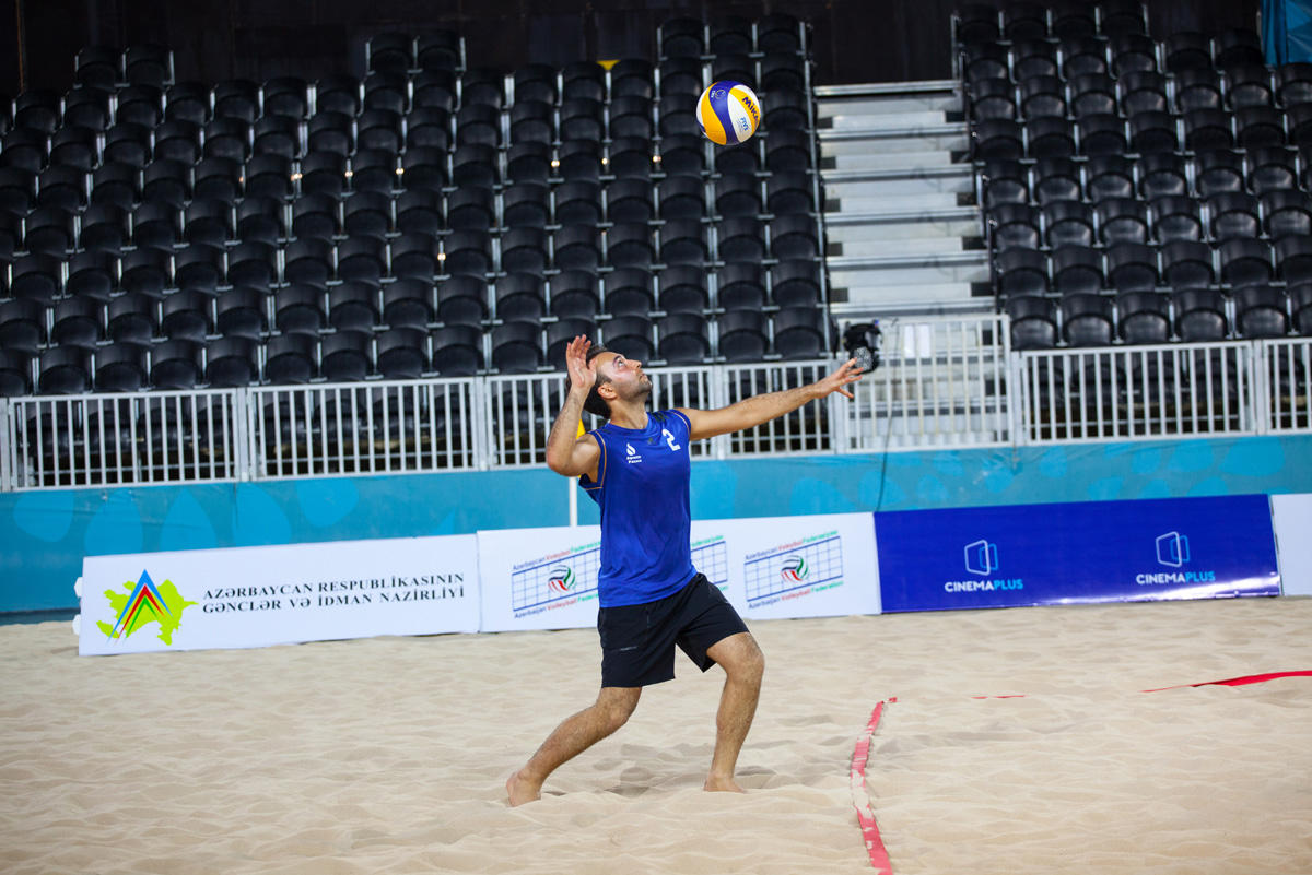 Азербайджанские звезды показали как играть в бич-волей (ФОТО)