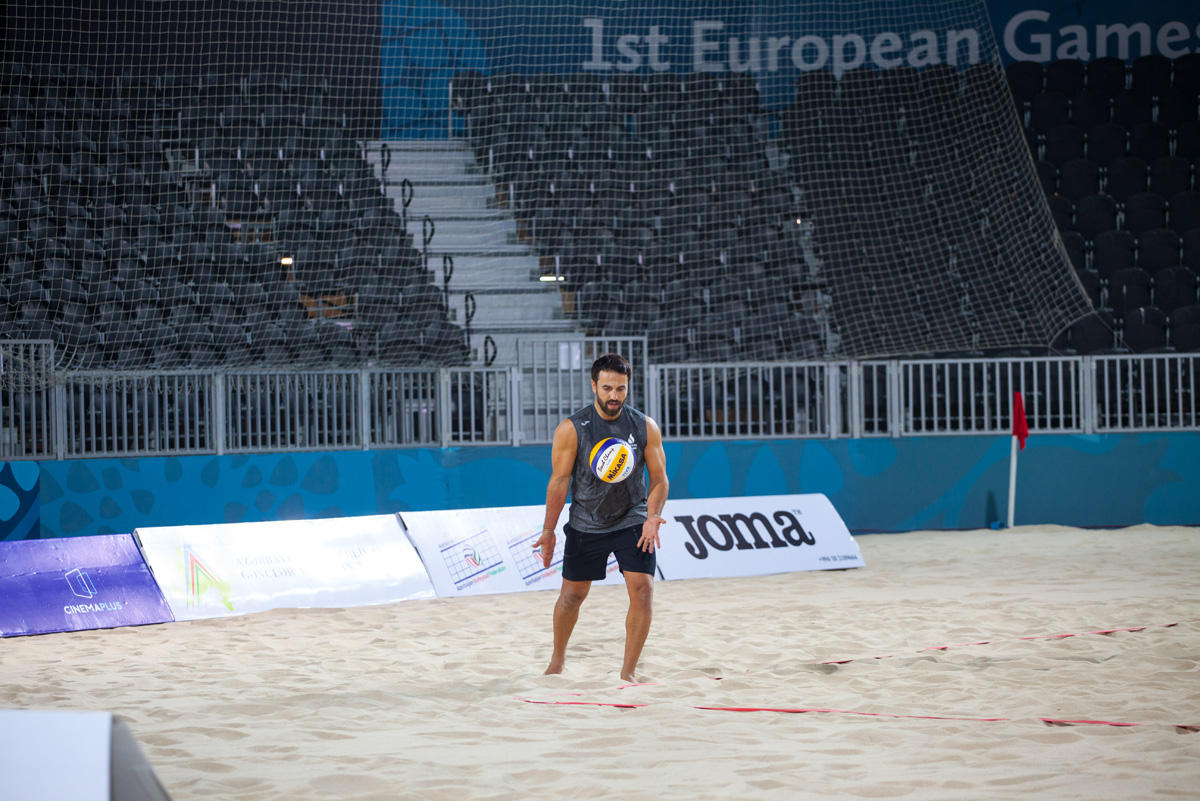 Азербайджанские звезды показали как играть в бич-волей (ФОТО)