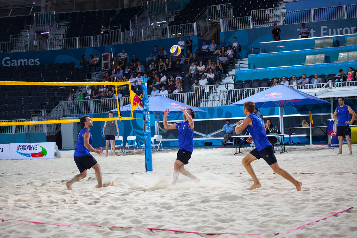 Азербайджанские звезды показали как играть в бич-волей (ФОТО)