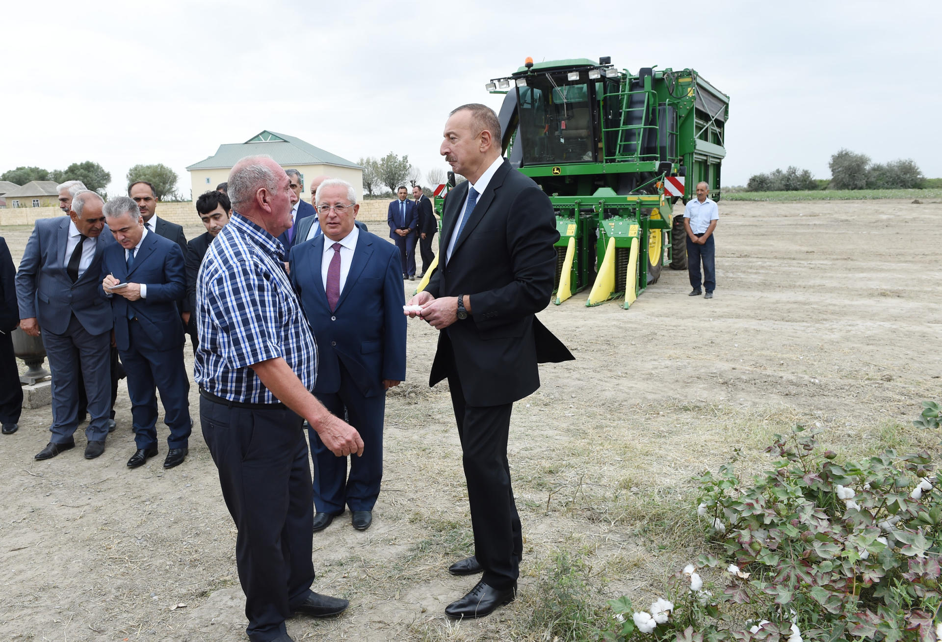 Президент Ильхам Алиев ознакомился с хлопковым участком в Нефтчалинском районе (ФОТО)