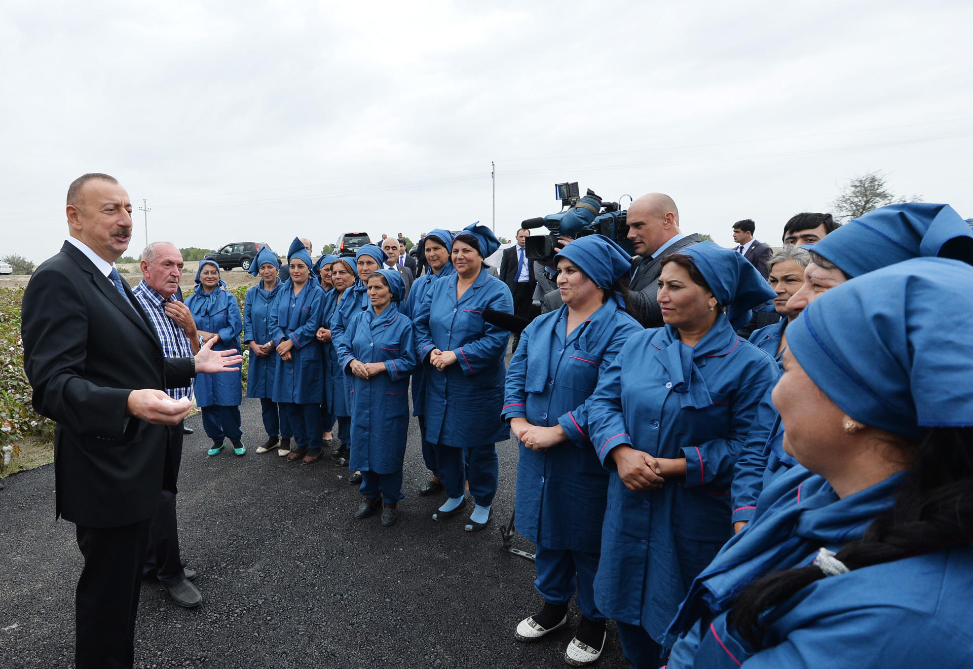 Президент Ильхам Алиев ознакомился с хлопковым участком в Нефтчалинском районе (ФОТО)