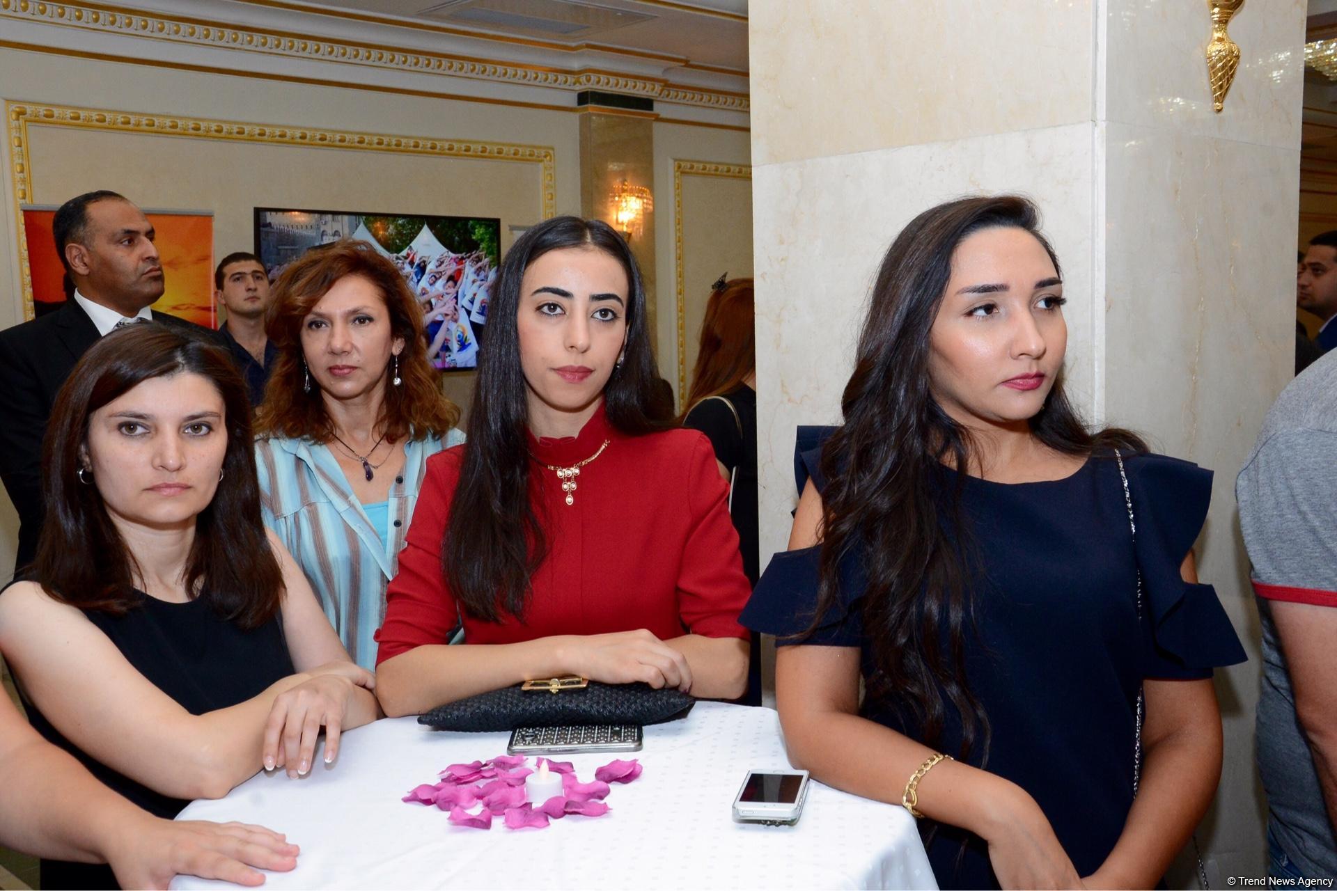 В Баку открылась "Школа классической йоги" (ФОТО)