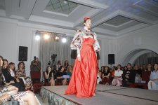 В Баку прошел необычный вечер моды - дефиле сопровождалось поэзией (ФОТО)