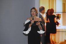 В Баку прошел необычный вечер моды - дефиле сопровождалось поэзией (ФОТО)