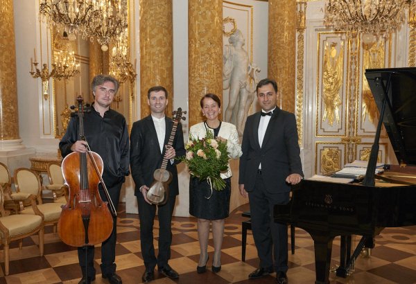 Азербайджанский музыкант исполнил произведение Шопена на таре (ФОТО)