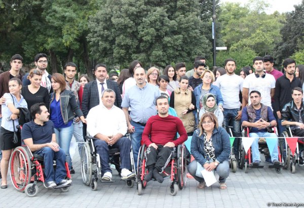 Почувствуй себя в инвалидной коляске – в Баку прошла необычная акция (ФОТО)