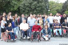 Почувствуй себя в инвалидной коляске – в Баку прошла необычная акция (ФОТО)