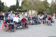 Почувствуй себя в инвалидной коляске – в Баку прошла необычная акция (ФОТО)