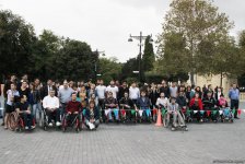 Почувствуй себя в инвалидной коляске – в Баку прошла необычная акция (ФОТО)