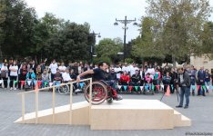 Почувствуй себя в инвалидной коляске – в Баку прошла необычная акция (ФОТО)