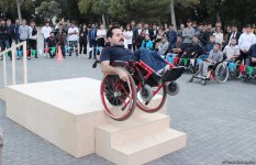 Почувствуй себя в инвалидной коляске – в Баку прошла необычная акция (ФОТО)