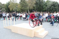 Почувствуй себя в инвалидной коляске – в Баку прошла необычная акция (ФОТО)