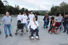 Почувствуй себя в инвалидной коляске – в Баку прошла необычная акция (ФОТО)