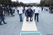 Почувствуй себя в инвалидной коляске – в Баку прошла необычная акция (ФОТО)