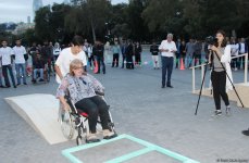 Почувствуй себя в инвалидной коляске – в Баку прошла необычная акция (ФОТО)