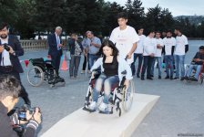 Почувствуй себя в инвалидной коляске – в Баку прошла необычная акция (ФОТО)